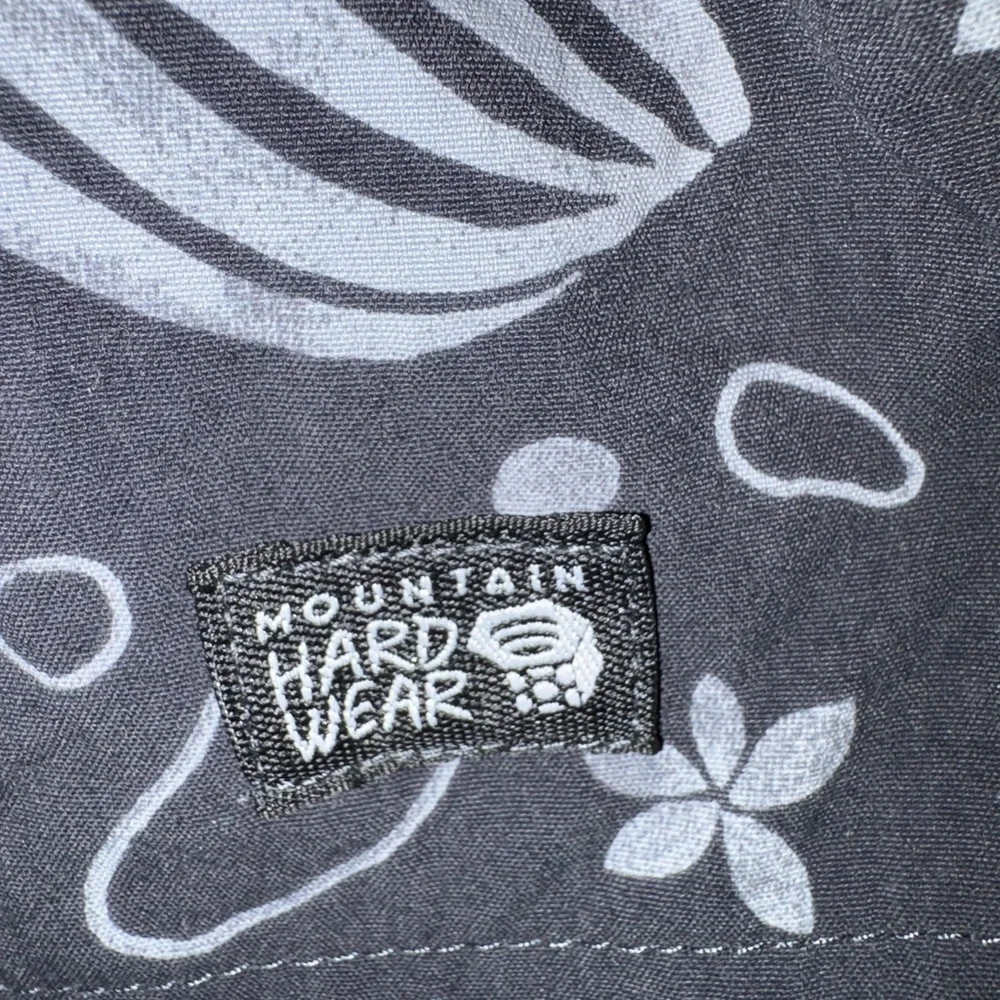 Mountain Hardwear Gray and White Patterned Fabric - Picture 3 of 4
